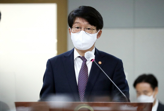 6일 고용부에 따르면 직장 내 괴롭힘 처벌 규정에 해당하는 사용자의 친족 범위 규정, 재직자 대지급금 지불을 적용 받는 근로자의 임금 수준이 등에 대한 개정 시행령이 14일부터 시행된다. 안경덕 고용노동부 장관이 6일 오전 세종시 정부세종청사에서 열린 국회 환경노동위원회 고용노동부의 국정감사에서 업무보고와 간부소개를 하고 있다. 연합뉴스.